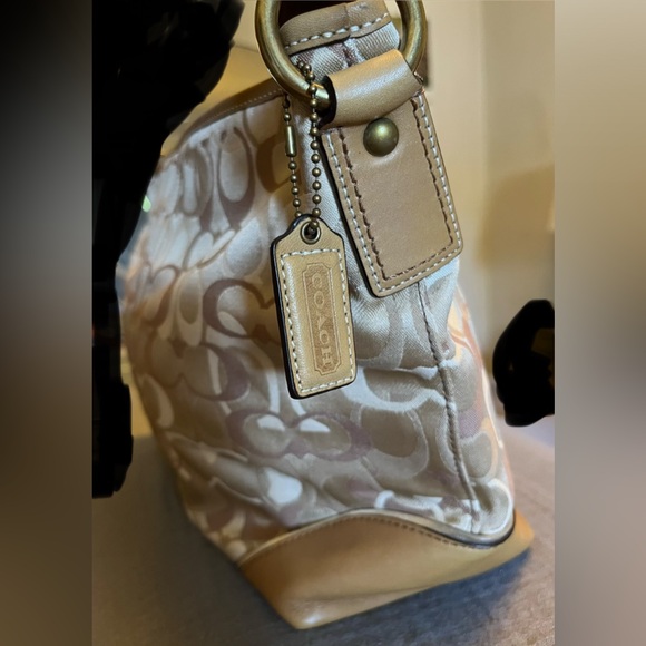 Beautiful vintage signature Coach tan/brown shoulder bag...